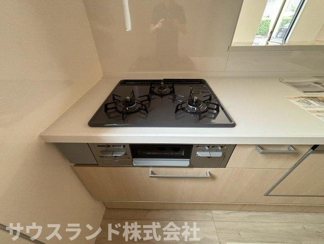 八王子市子安町4期のキッチン|同時に複数のお料理を効率よく作れる便利な３口ガスコンロです！忙しい朝のお弁当作りや夕食の準備もスムーズに進められます。汚れがサッと拭き取れるトッププレートを採用しており、お掃除もラクラクです。