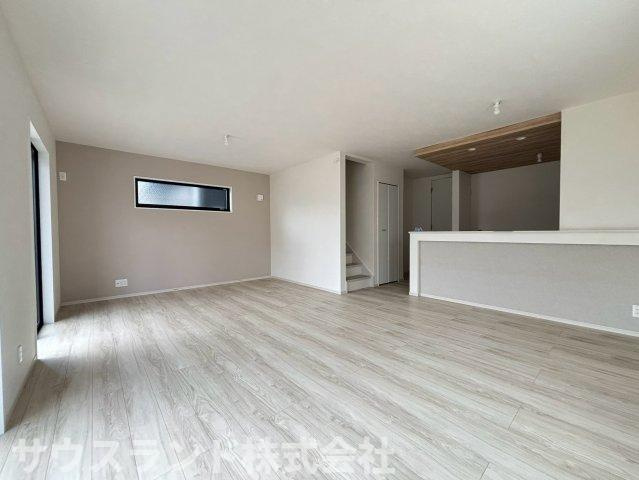 八王子市子安町4期の居間・リビング|キッチンからリビング全体を見渡せる開放的な間取りです！お料理をしながら、リビングで過ごすお子様やご家族の様子をしっかり見守ることができます。家事をしながらでも会話が弾む、温かい空間が広がります。
