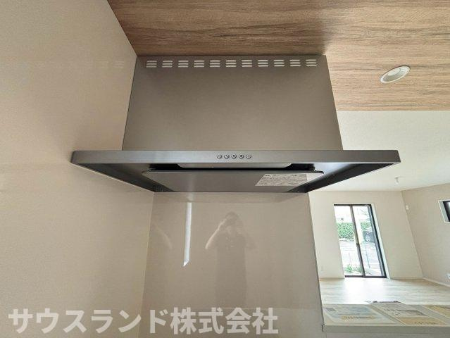 八王子市子安町4期のキッチン|スタイリッシュなデザインでお手入れも簡単なスリム型のレンジフードです！調理中の気になるニオイや煙をしっかりと吸い込んでくれます。キッチンのインテリアにもスッと馴染む、おしゃれな見た目が魅力的です。