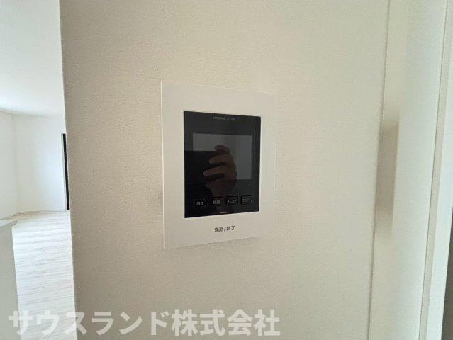 八王子市子安町4期の防犯設備|訪問者の顔をカラーモニターでしっかりと確認できるテレビインターホンです！録画機能が付いているため、留守中のお客様も後から確認できて安心です。セキュリティ面にも配慮された、頼もしい設備が整っています。