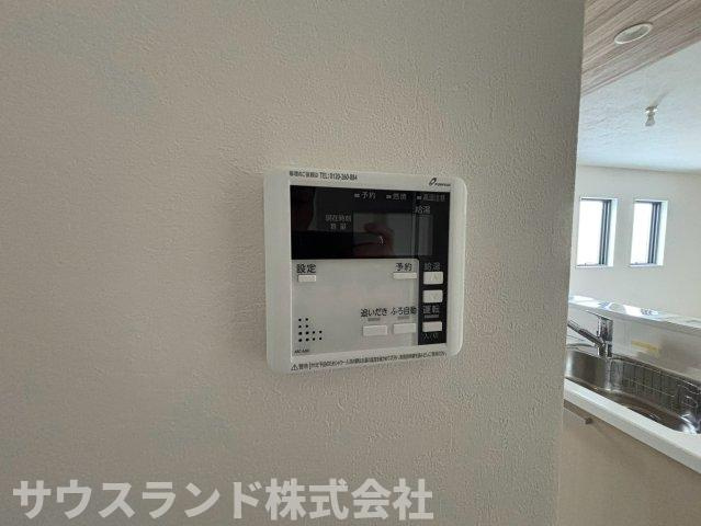 八王子市子安町4期の冷暖房・空調設備|キッチン近くに設置された給湯器のリモコンパネルです！お料理の合間でも、ボタン一つでお風呂のお湯張りや温度調節が簡単にできます。家事の動線をスムーズにしてくれる、暮らしに寄り添った便利な設備です。