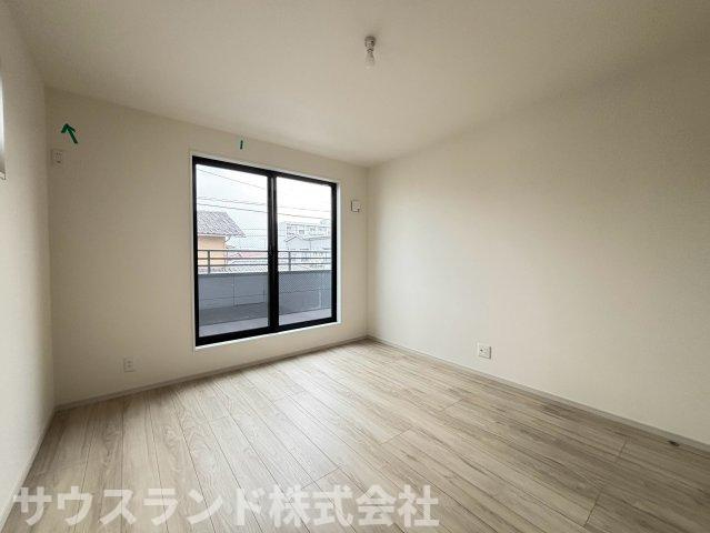 八王子市子安町4期の洋室|二面の窓からたっぷりと自然光が差し込む、明るく心地よい洋室です！主寝室や子供部屋など、ご家族の成長に合わせて自由にお使いいただけます。風通しも良く、一年を通して快適にお過ごしいただける空間です。