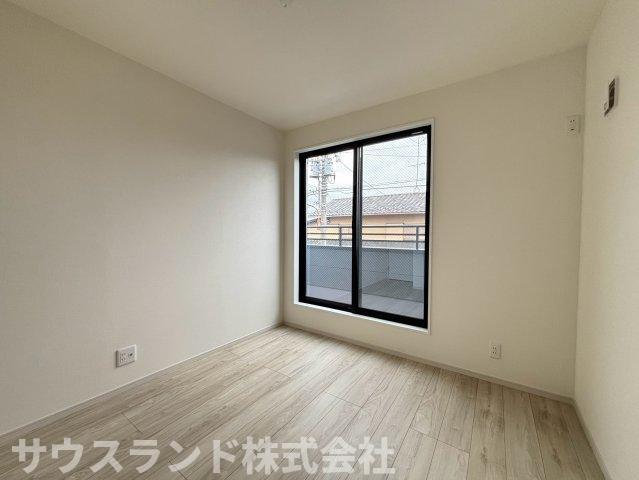 八王子市子安町4期の洋室|どんなインテリアにも合わせやすい、落ち着いた色合いのフローリングが特徴の洋室です！ベッドやデスクを置いてもゆとりのある広さが確保されています。趣味のお部屋や書斎としても活躍してくれそうですね。