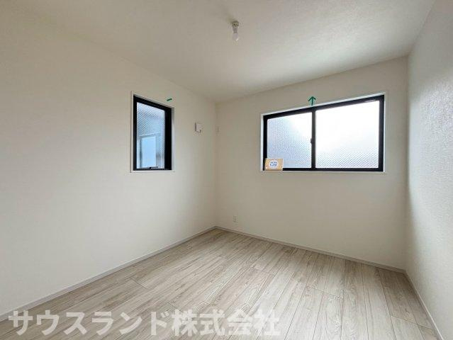 八王子市子安町4期の洋室|窓から爽やかな風が通り抜ける、開放感のある過ごしやすい洋室です！シンプルな内装で、お好みの家具やカーテンが美しく映えます。毎日の疲れをゆっくりと癒やすことができる、穏やかなプライベート空間です。