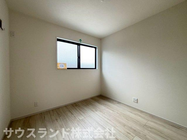 八王子市子安町4期の洋室|静かな環境で集中して作業ができそうな、居心地の良い洋室です！テレワークのスペースとしても、お子様の学習部屋としてもぴったりです。窓から差し込む優しい光が、リラックスできる空間を作り出しています。