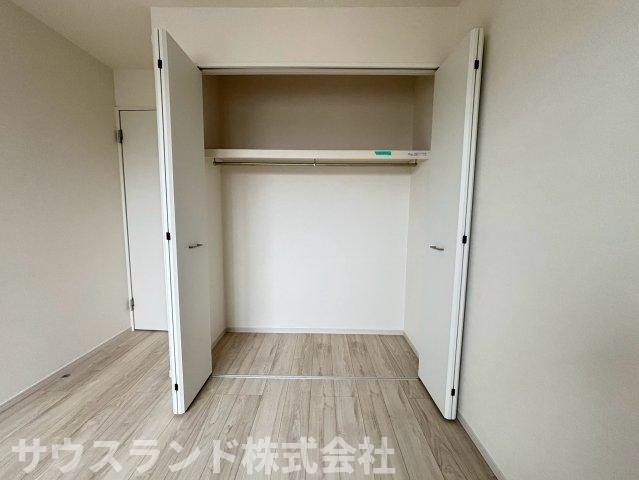 八王子市子安町4期の収納|上部には枕棚、下部にはハンガーパイプが設置された使い勝手の良いクローゼットです！コートやワンピースなどの長い衣類も、シワにならずに綺麗に保管できます。お部屋の整理整頓がスムーズに行えます。