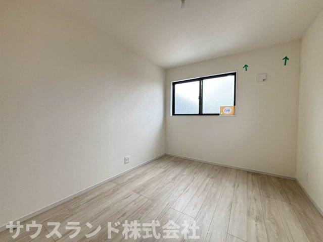 八王子市子安町4期の洋室|こちらも二面採光で明るい陽射しがたっぷりと入る洋室です！クローゼットが完備されているため、衣類や荷物をすっきりと収納できます。お部屋のスペースを最大限に広く使える、機能的で快適な間取りです。