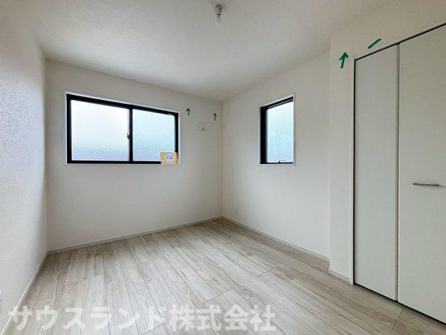 八王子市子安町4期の洋室|風通しが良く、日中も照明いらずで明るく過ごせる洋室です！扉の横には大きな収納があり、荷物が多い方でも安心してお使いいただけます。ご家族それぞれの心地よい居場所を作れる、ゆとりのあるお部屋です。