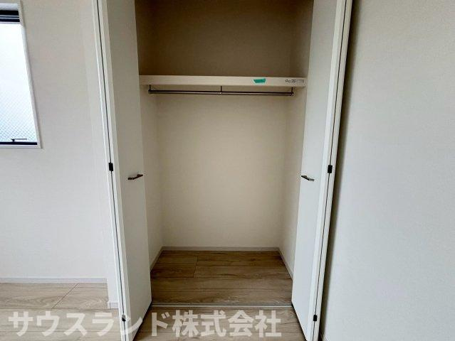 八王子市子安町4期の収納|お部屋を広々と使うために欠かせない、各居室に備え付けられた大容量の収納です！季節外れの衣類や寝具、趣味の道具などもまとめて片付けておけます。お部屋に物が散らからず、いつでも快適に過ごせます。