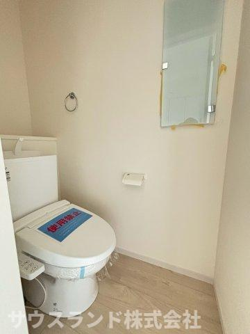 八王子市子安町4期のトイレ|温水洗浄便座が備わった、清潔感のある明るいトイレ空間です！小窓がついているため、換気もしやすくニオイがこもる心配がありません。便利なタオル掛けやペーパーホルダーも付いており、使い勝手は良好です。