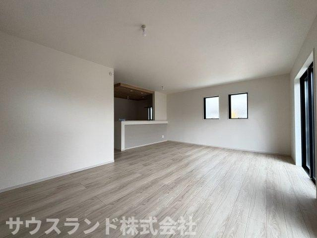 八王子市子安町4期の居間・リビング|大きな窓からたっぷりと自然光が降り注ぐ、明るく広々としたリビングです！大きめのソファやテーブルを配置しても十分なゆとりがあります。休日は家族みんなで集まって、ゆったりとリラックスして過ごせます。
