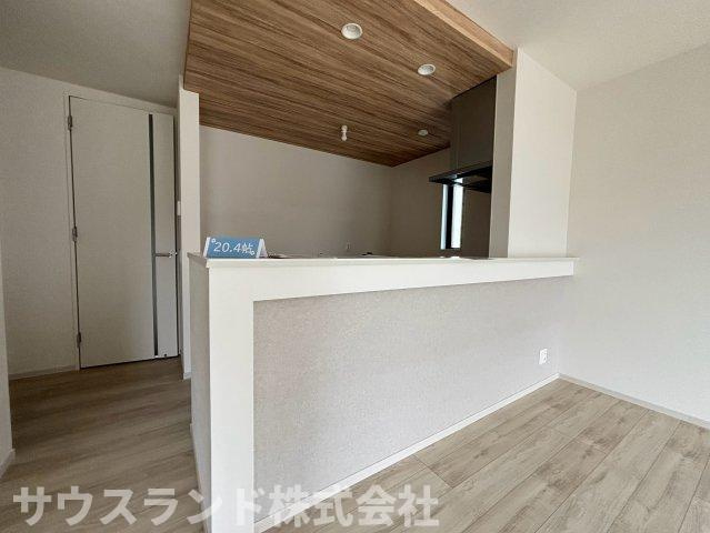 八王子市子安町4期のキッチン|天井の木目調アクセントがおしゃれなカウンターキッチンです！リビングとの繋がりを感じられる対面式で、配膳や片付けもスムーズに行えます。毎日のお料理時間が楽しくなるような、デザイン性の高い空間です。