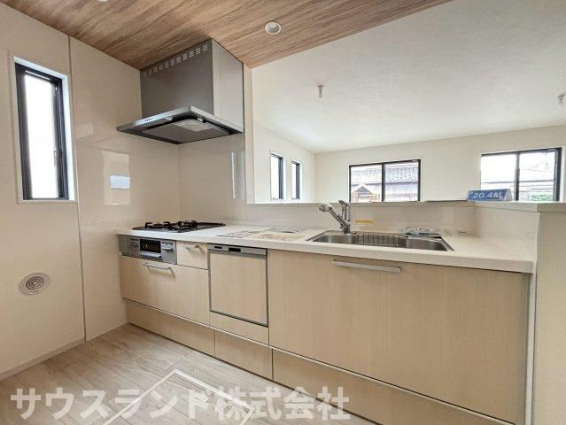 八王子市子安町4期のキッチン|収納豊富で使い勝手の良いシステムキッチンです！広いワークトップと3口コンロを備えており、複数のお料理を同時に効率よく進めることができます。窓がついているため、手元が明るく換気もしやすい設計です。