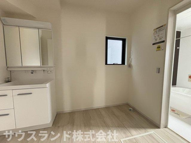 八王子市子安町4期の独立洗面台|窓から明るい光が差し込む、ゆとりのある洗面脱衣室です！朝の忙しい時間帯でも身支度がしやすい広さをしっかりと確保しています。洗濯機を置くスペースもあり、水回りの家事動線もスムーズに設計されています。