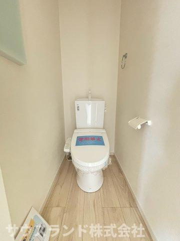 八王子市子安町4期のトイレ|窓付きで換気もバッチリな清潔感のあるトイレです！快適な温水洗浄便座が設置されており、毎日気持ちよくお使いいただけます。シンプルなデザインなので、インテリアでアレンジを楽しむこともできます。
