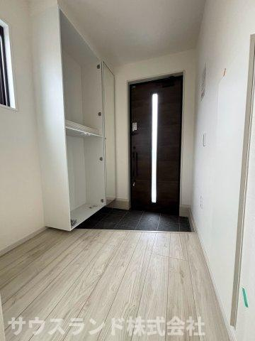 八王子市子安町4期の洋室|玄関からお部屋へ続く廊下は、段差が少なく歩きやすいフラットな設計になっております！重い荷物を持っている時や、小さなお子様が歩く際もつまずきにくく安心です。建具の木目が温かい雰囲気を演出します。