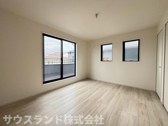 八王子市子安町4期の洋室|二つの窓から光を取り込める、風通しの良い明るい洋室です！主寝室としてはもちろん、お子様の成長に合わせて子供部屋としてお使いいただくのにもぴったりです。ベッドや学習机を置いても十分な広さがあります。
