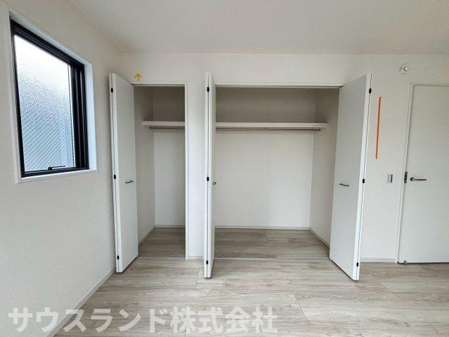 八王子市子安町4期の収納|枕棚とハンガーパイプが付いた大容量のクローゼットです！衣類だけでなく、バッグや帽子などの小物もすっきりと収納できます。お部屋が片付き、いつでも広々とした空間を保てそうですね。