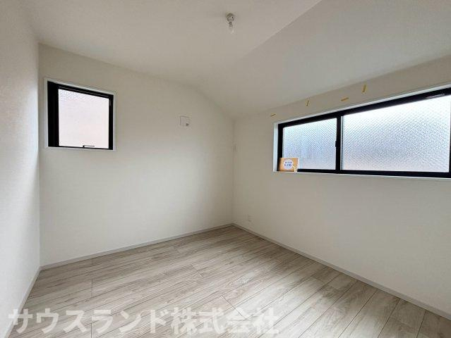 八王子市子安町4期の洋室|白を基調とした清潔感のある洋室です！明るいお部屋は気持ちまで明るくしてくれそうですね。家族それぞれのプライベート空間として、快適な毎日を過ごせる場所となりそうです！