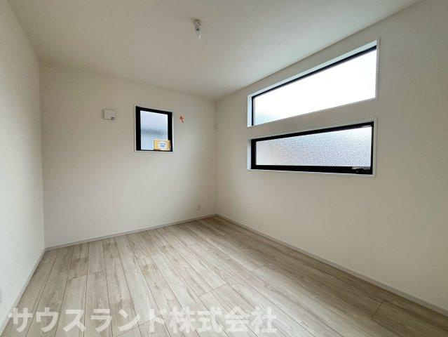 八王子市子安町4期の洋室|こちらの洋室も明るい光が差し込む快適な空間です！子供部屋や書斎、趣味の部屋など、用途に合わせて自由にお使いいただけます。心地よい日差しの中でリラックスした時間を過ごせそうです！