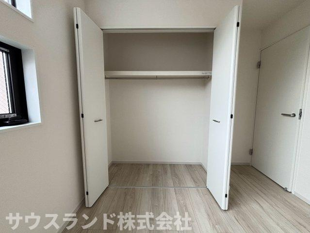 八王子市子安町4期の収納|各居室に設けられた収納スペースは、お部屋の広さを有効に活用するために欠かせません！衣類だけでなく、季節物の家電や布団なども収納できるため、お部屋がいつもすっきりと片付きます。