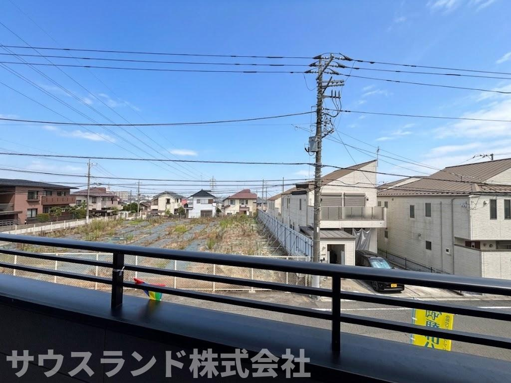 八王子市子安町4期の展望|バルコニーからは、視界を遮る高い建物がないため、開放的なパノラマの景色をお楽しみいただけます！青空が広く感じられ、毎日の家事の合間に外の空気を吸ってリフレッシュできる心地よいプライベート空間です。