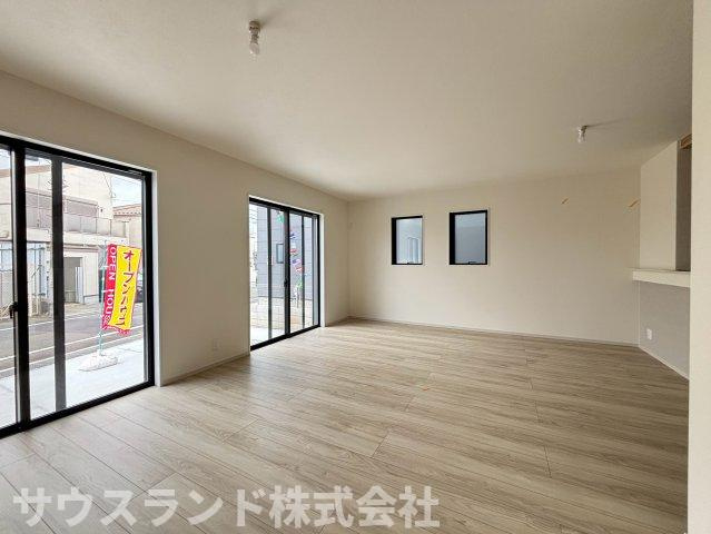 八王子市子安町4期の居間・リビング|風通しが良く、心地よい風が通り抜ける快適なリビング空間です！明るい色のフローリングが室内をさらに広く見せてくれます。休日はご家族揃って映画鑑賞やゲームなど、ゆったりとした時間を楽しめます。