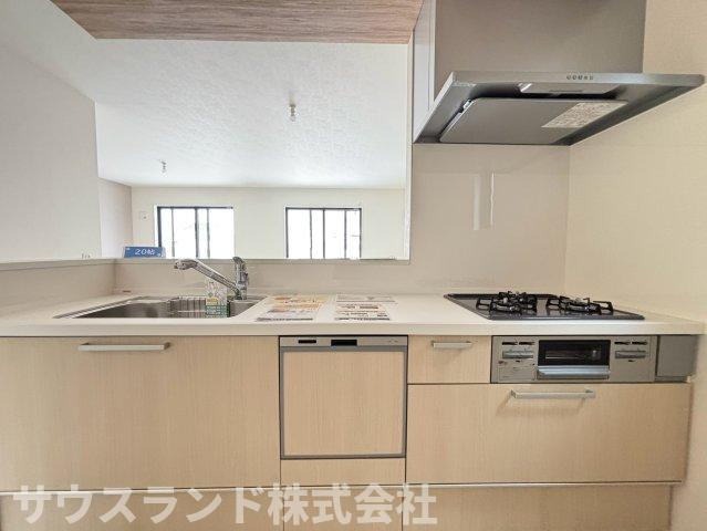 八王子市子安町4期のキッチン|キッチン背面には窓があり、明るい光の中で料理を楽しむことができます！冷蔵庫や食器棚を置くスペースも十分に確保されているため、使い勝手の良いキッチン空間が実現できます！