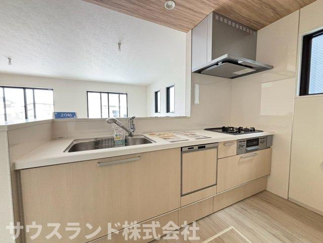 八王子市子安町4期のキッチン|カウンター越しに見えるリビングは、開放感にあふれた素敵な空間です！木目調の天井がアクセントとなり、温かみのある雰囲気を演出しています。毎日ここから家族の笑顔を見守れそうですね。