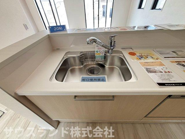 八王子市子安町4期のキッチン|広々とした作業スペースが魅力のシステムキッチンです！シンク、食洗機、コンロが効率よく配置されており、毎日の料理もスムーズに行えます。リビング全体を見渡せる対面式なのも嬉しいポイントです。