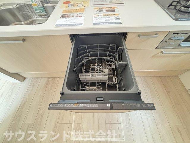 八王子市子安町4期のキッチン|家事の時短に大活躍する食器洗い乾燥機が完備されています！手洗いよりも節水・節電効果も期待できる優れものです。面倒な後片付けも楽々で、食後の時間を家族とゆっくり過ごせそうですね。