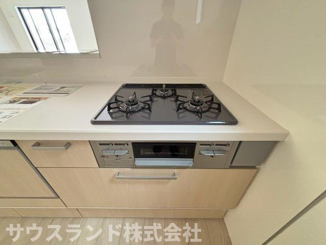 八王子市子安町4期のキッチン|3口ガスコンロでお料理のレパートリーも広がります！一度に複数の調理ができるため、忙しい時間帯も効率よくお弁当や夕食の準備ができます。汚れもサッと拭き取れてお手入れも簡単です！