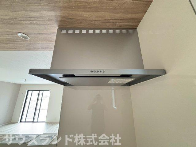 八王子市子安町4期のキッチン|スタイリッシュなスリム型のレンジフードが設置されています！見た目がすっきりとしているだけでなく、お手入れも簡単で、いつも清潔なキッチンを保てます。調理中の臭いや煙もしっかりと吸引してくれます！