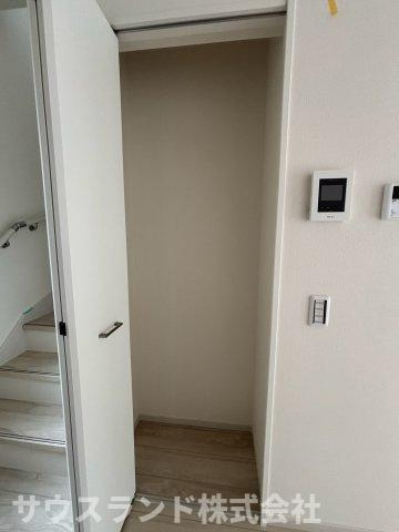 八王子市子安町4期のその他|廊下や階段近くにある扉付きの収納スペースは、日用品のストックや掃除機などの収納に大変便利です！お家の中をすっきりと保つための強い味方。生活動線に合わせた収納が嬉しいですね。