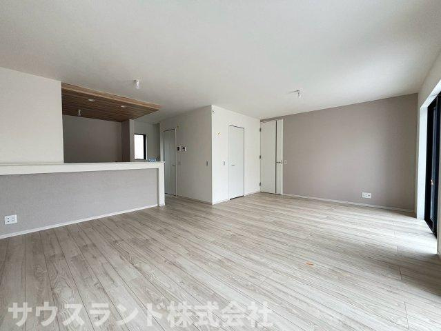 八王子市子安町4期の居間・リビング|キッチンからリビング全体を見渡せる設計になっております！お料理をしながらでも、リビングで元気に遊ぶお子様の様子をしっかりと見守ることができます。家事の時間もご家族との会話を楽しめる空間です。
