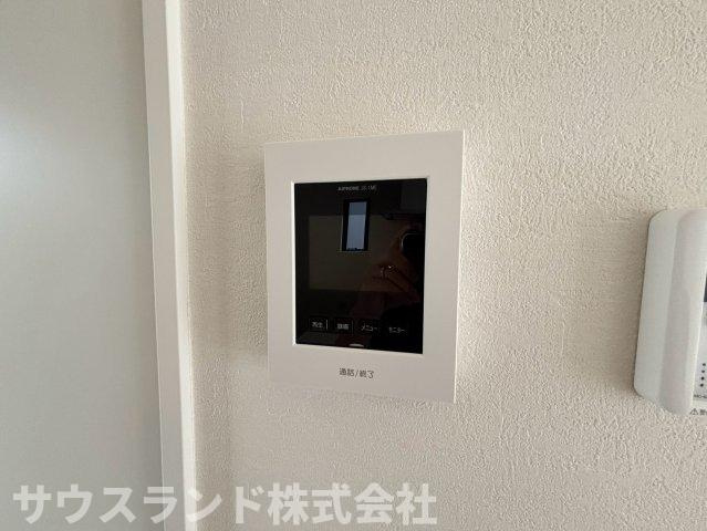 八王子市子安町4期の防犯設備|防犯面に配慮したモニター付きインターホンが設置されています！来客の顔を事前に確認できるため、お子様の留守番時や夜間の対応も安心です。便利な録画機能付きなのも嬉しいポイントです。