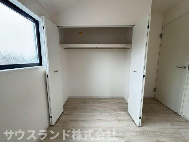 八王子市子安町4期の収納|ここにもクローゼットが！これだけの収納があれば、衣類だけでなく、本やアルバムなどの思い出の品もしっかりと保管できます。お部屋のレイアウトも思いのままに楽しめそうですね。