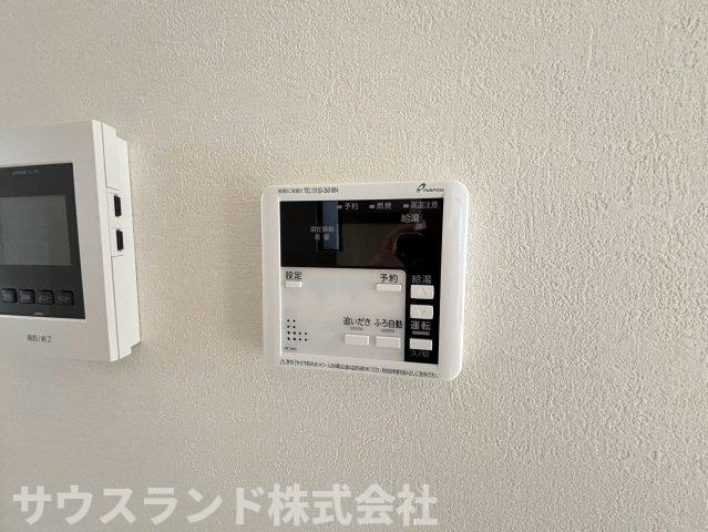 八王子市子安町4期の防犯設備|隣には便利な給湯器のリモコンも設置されています！お風呂のお湯張りや温度調節もワンタッチで行えるため、毎日の生活もスムーズに。快適なバスタイムを過ごせる設備が整っています！