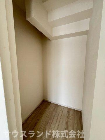 八王子市子安町4期の収納|階段下などのデッドスペースを有効活用した便利な収納スペースです！普段あまり使わない季節物の家電や、防災グッズなどをまとめて保管しておくのにぴったりです。お部屋を広く使うための強い味方です。