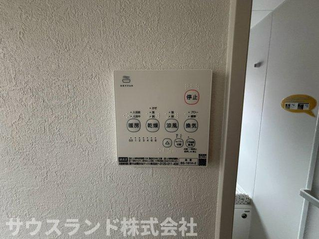 八王子市子安町4期の防犯設備|室内の壁面には、給湯器などの便利な操作パネルがスッキリとまとめられております！一箇所で簡単に操作ができるため、毎日の生活動線もスムーズになります。季節を問わずいつでも快適にお過ごしいただけます。