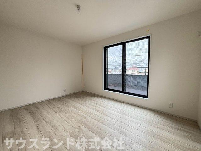 八王子市子安町4期の洋室|窓から差し込む光が明るい開放感あふれる洋室です！十分な広さがあるため、ベッドやデスクなどの家具を置いてもゆとりを持ってお過ごしいただけます。お好みのインテリアで快適な空間が作れます。