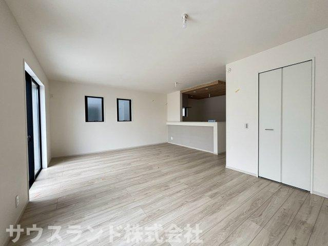 八王子市子安町4期の居間・リビング|リビング内には便利な収納スペースが設けられております！お子様のおもちゃや日用品などをサッと片付けることができ、急な来客時にも安心です。いつでもすっきりと整理整頓された空間を保てます。