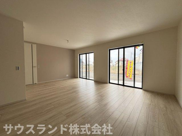 八王子市子安町4期の居間・リビング|大きな窓からたっぷりと陽光が降り注ぐ、開放感あふれる広々としたリビングです！ご家族みんなで集まってもゆとりがあり、大きめのソファやダイニングテーブルを置いても快適にお過ごしいただけます。