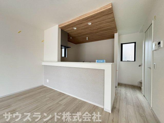 八王子市子安町4期の玄関|明るく清潔感のある玄関です！大容量のシューズボックスが完備されており、家族全員の靴をすっきりと収納できます。便利なカードキー対応で、荷物が多い時も楽々施解錠が可能です。