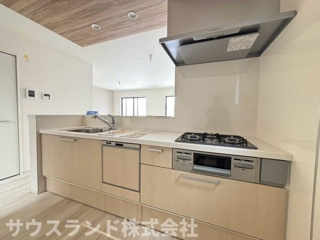 八王子市子安町4期のキッチン|カウンターキッチンは、料理をしながらリビングにいる家族と会話を楽しめるのが魅力です！カウンター下には収納スペースもあり、調理器具や食器などもすっきりと片付けられます。