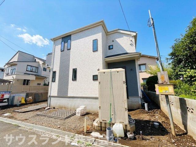 八王子市散田町14期B号棟の外観|お家の前面道路はしっかりと舗装されており、お車の出し入れもスムーズに行えます！周辺は静かな住宅街で、お子様も安心して過ごせます。開放的な空が広がる明るい場所です！