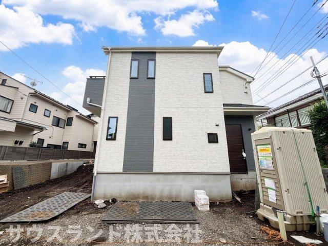 八王子市散田町14期B号棟の外観|前面道路は幅員が確保されており、対向車とのすれ違いも安心です。舗装もきれいで、毎日のお出かけも快適！周囲の視線も気になりにくく、落ち着いて暮らせる環境です！