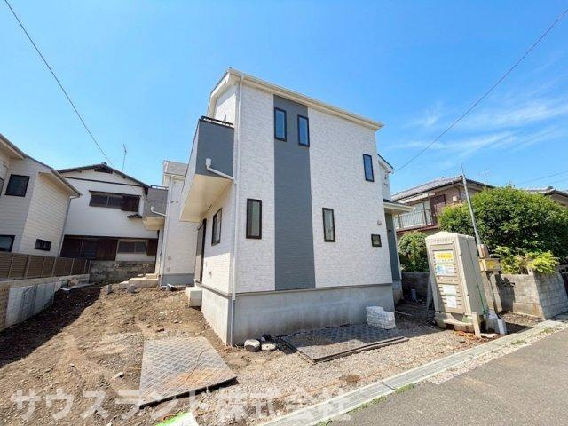 八王子市散田町14期B号棟の外観|統一感のある白壁が青空に映える美しい外観です！カースペースからお庭へ、お庭からお家へと続くアプローチもスムーズ。日当たりの良いお庭は、週末の趣味の時間にぴったりです！