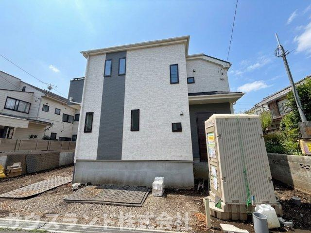 八王子市散田町14期B号棟の外観|ゆったりとした前面道路に接しており、お車の駐車も楽々です！周辺環境は落ち着いており、穏やかな日々を過ごせます。現地は南向きで陽当たりも良く、明るい雰囲気です！