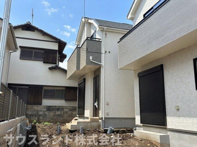 八王子市散田町14期A号棟の外観|建築中の外観写真です！外壁が貼られ、建物の全貌が見えてきましたね。ここから内装が進んでいくのが楽しみです。現場の様子を確認できるので、安心感も高まります！